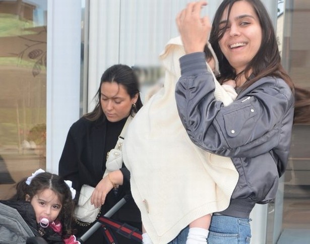 İki çocuk annesi Amine Gülşe'nin yorgunluğu yüzüne yansıdı