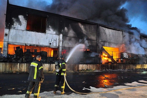 Manisa'da geri dönüşüm tesisindeki yangın 3,5 saatte kontrol altına alındı