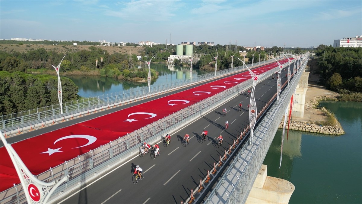 Adana 15 Temmuz Şehitler Köprüsü'ne dev bayrak - Resim : 4