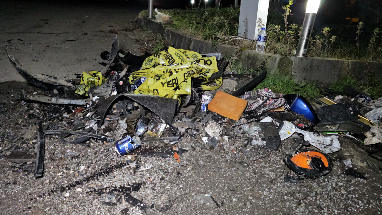 Kazaya karışan 3 araçtan 1'i ikiye bölündü, bira kutuları yola saçıldı