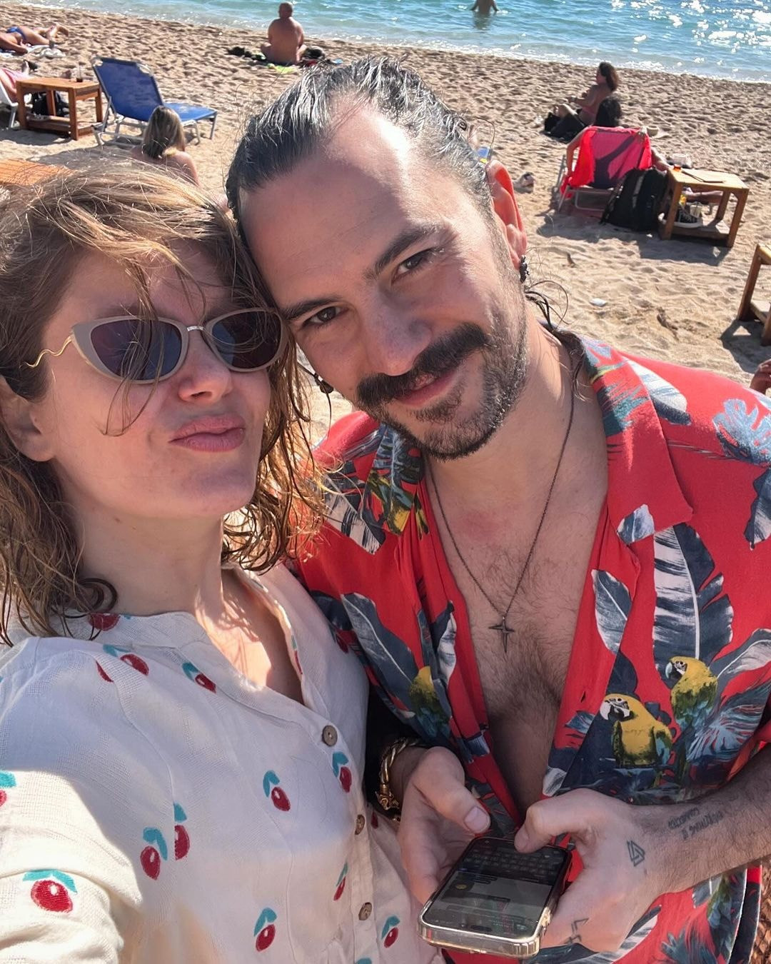 Burcu Biricik ve eşi tatil sezonunu sevimli kızlarıyla açtı
