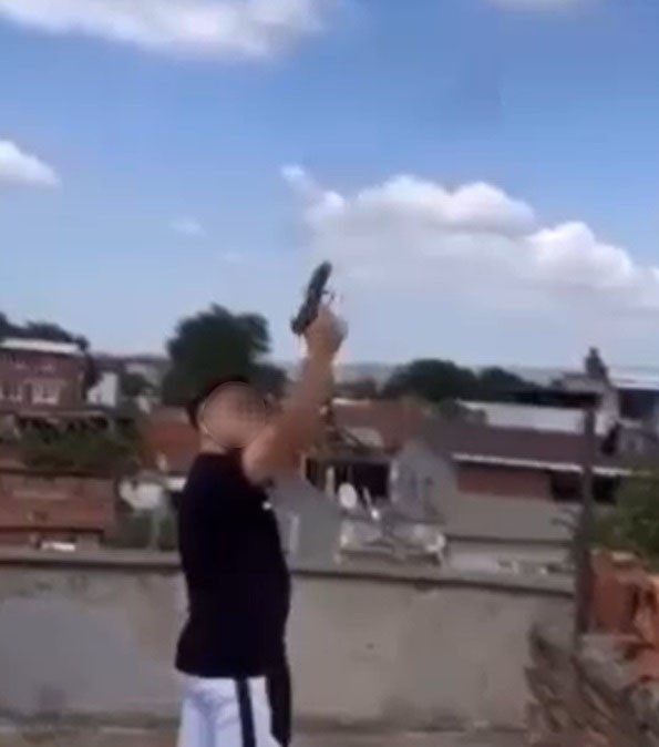 14 yaşındaki çocuk balkondan havaya tabancayla peş peşe ateş açtı