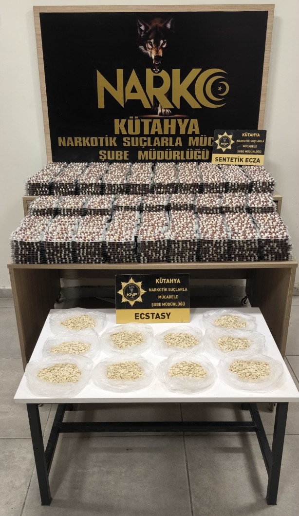 Otomobilinde 33 bin 306 adet uyuşturucu hap ile yakalandı