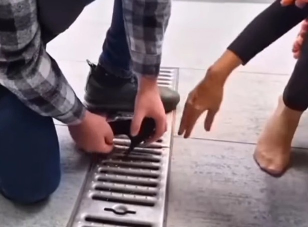 Ünlü şarkıcının imdadına mağaza çalışanı yetişti