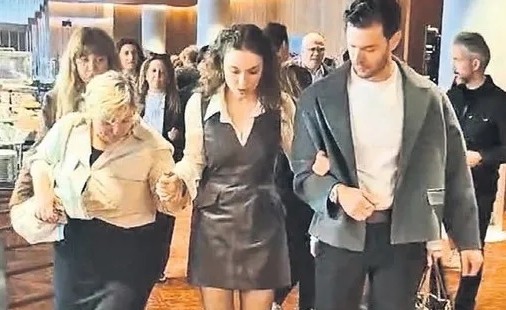 Serra Arıtürk'e film galasında kaza şoku!