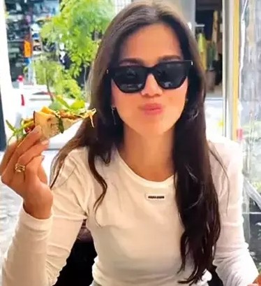 Sosyetik sevgilisinden ayrılan Selin Yağcıoğlu "fast food"a sardı