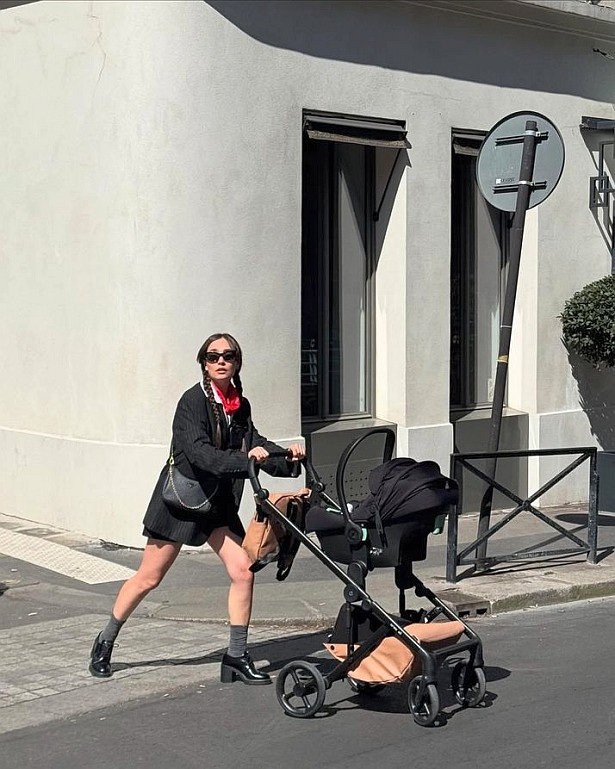 Zeynep Tuğçe Bayat ve Cansel Elçin, Fransa'nın tadını çıkarıyor