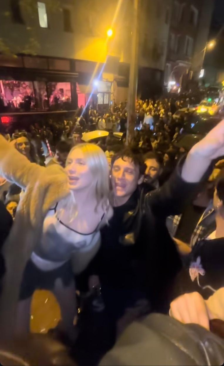 Edis ve Aleyna Tilki'den sokakta mini konser