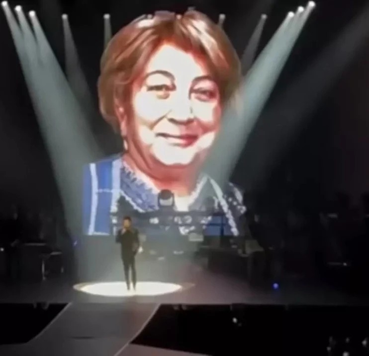 Annesini kaybeden Tarkan ilk konserinde zor anlar yaşadı