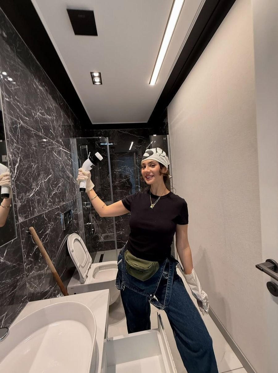 Evinde temizlik yapan ünlü oyuncuya takipçilerinden garip soru