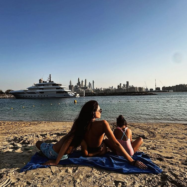 Tolgahan Sayışman- Almeda Abazi çifti, ailece Dubai tatilinde