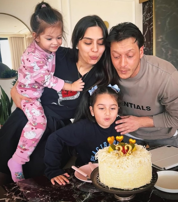 Amine Gülşe 32. yaşına neşeli girdi