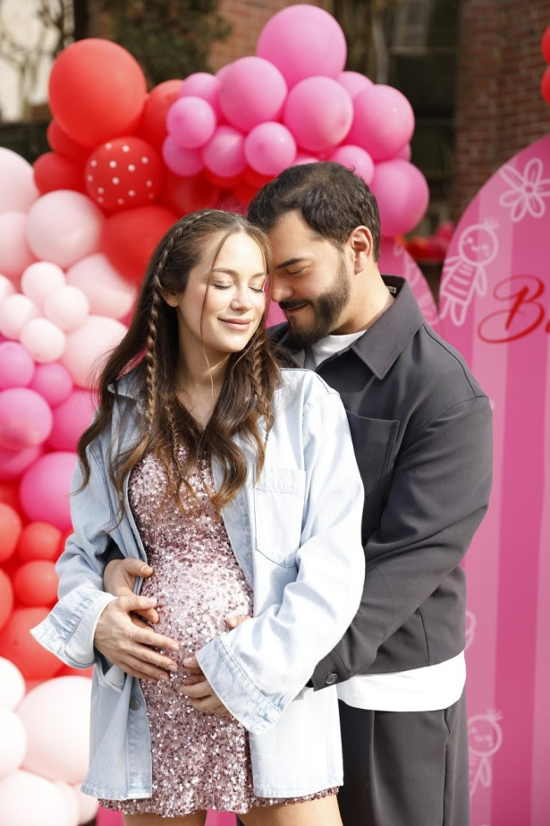 Çağrı Şensoy ile Buse Arslan kızları Yaz'ı kucaklarına aldı