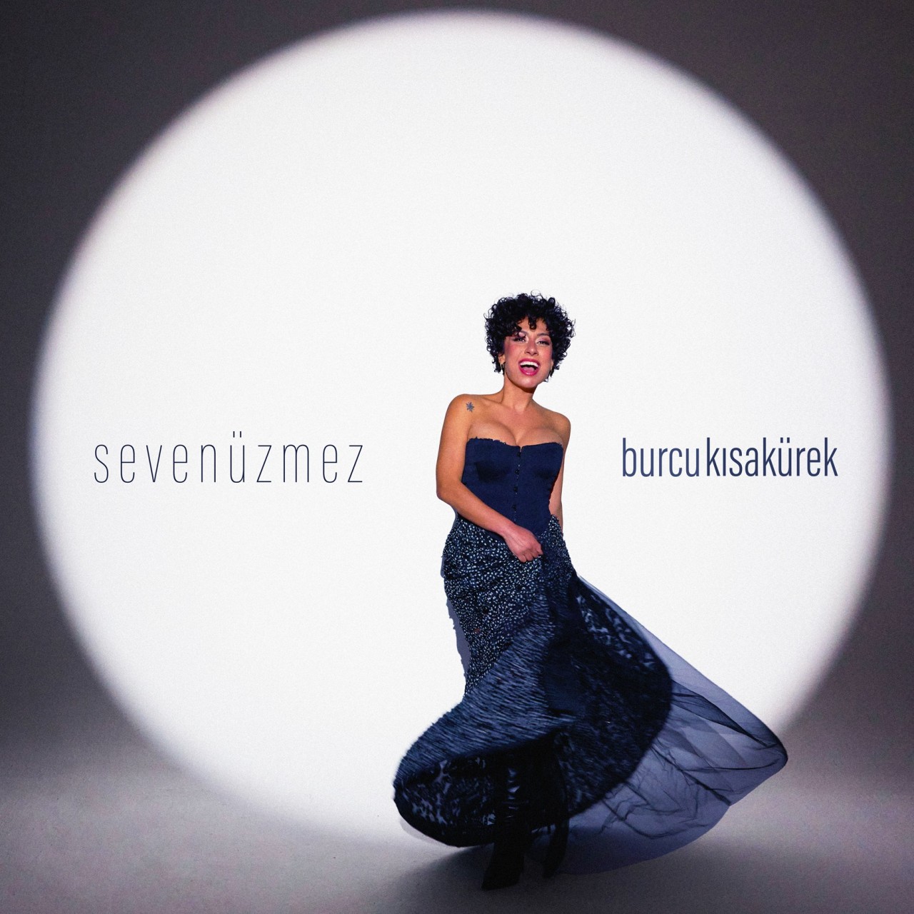 Burcu Kısakürek'in 'Seven Üzmez'i kısa sürede sevildi
