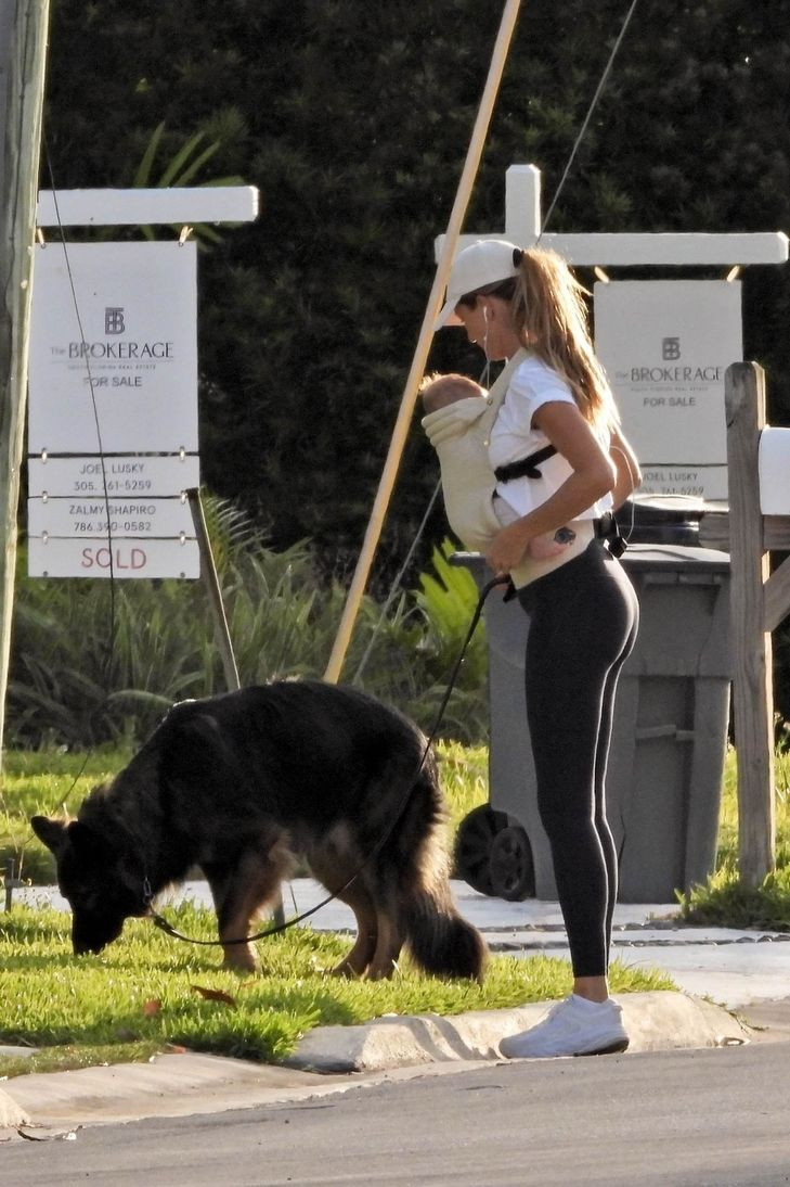 Ünlü top model minik bebeğiyle görüntülendi