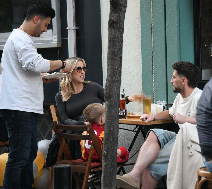 Yıldız futbolcunun aile saadeti