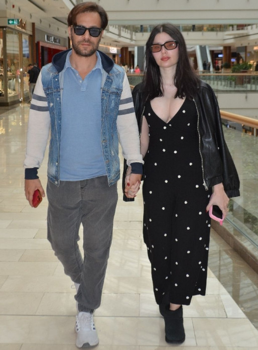 Kaan Taşaner ve Seray Dura'nın el ele AVM turu