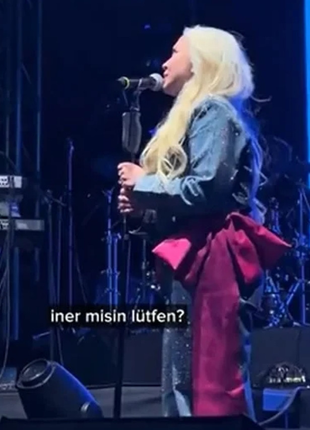 Ece Seçkin'in sahnede yüreğini ağzına getiren olay!