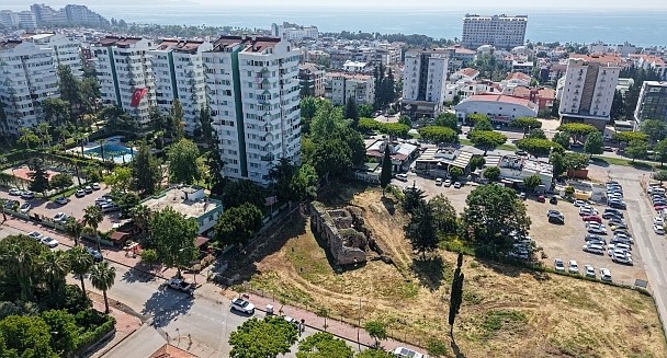 Lüks konutların arasında kalan tarihi hamam zamana direniyor