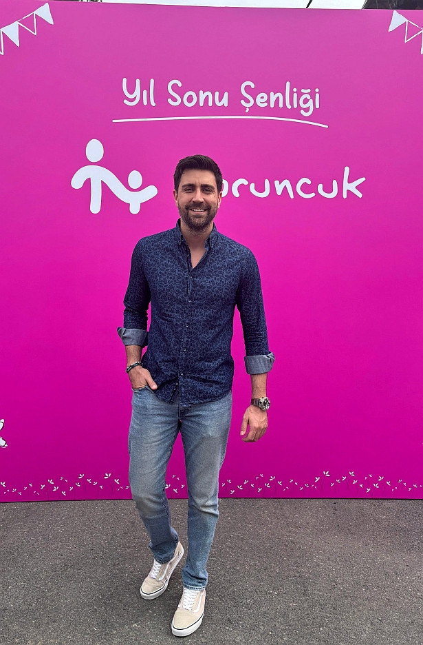 Çağlar Ertuğrul kız öğrencileri mezuniyet töreninde yalnız bırakmadı