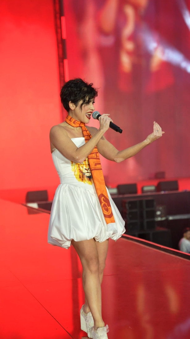 Aydilge, şampiyonluk kutlamasında hem coşturdu hem ağlattı