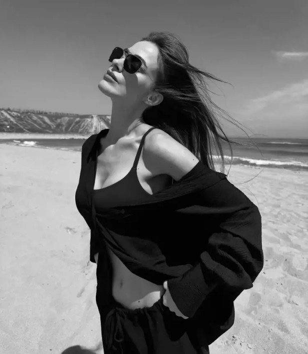 Bensu Soral plajda poz verdi - Resim : 2