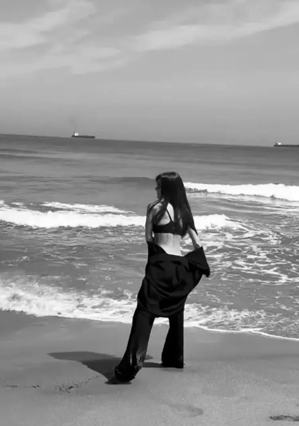 Bensu Soral plajda poz verdi