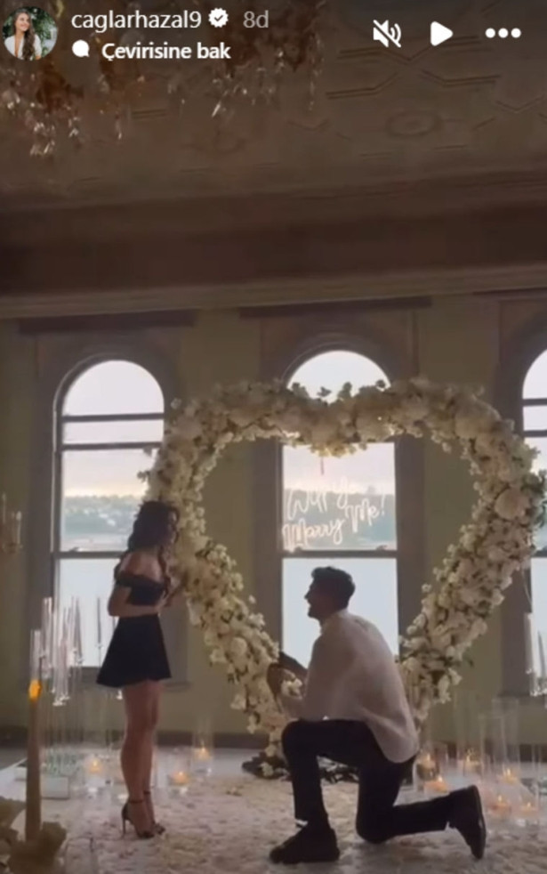 Milli futbolcu Samet Akaydın’dan oyuncu sevgilisi Hazal Çağlar’a sürpriz evlilik teklifi!