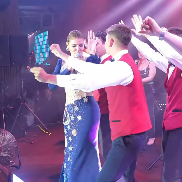 Gülben Ergen sahnede servis ekibiyle dans etti