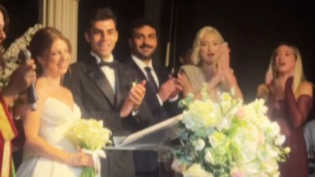 Zeynep Özkaya'dan yakışıklı yıldızla samimi poz