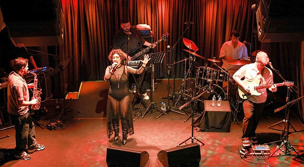 Burcu Kısakürek'ten coşkulu lansman konseri