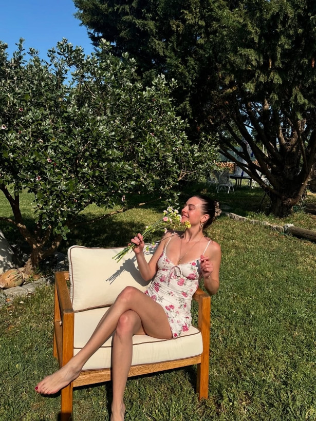 Melis Sezen, Kurban Bayramı'nı çiçekli pozlarla kutladı - Resim : 2