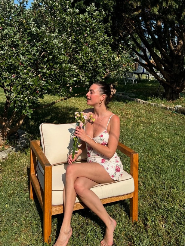 Melis Sezen, Kurban Bayramı'nı çiçekli pozlarla kutladı