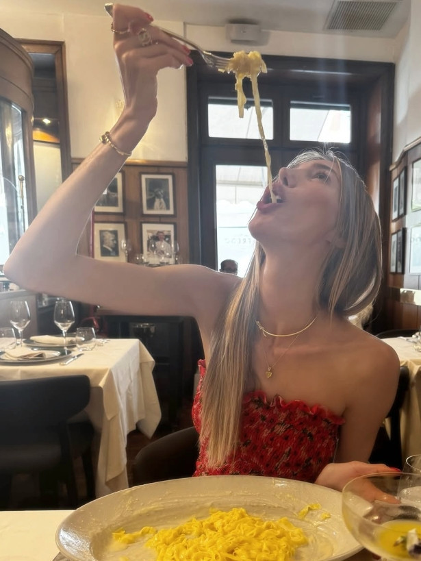 Şevval Şahin Roma'da aşka geldi - Resim : 2