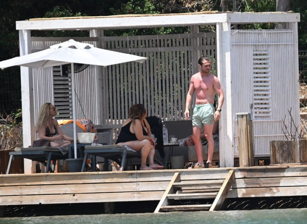 Aras Bulut İynemli, tatil sezonunu ailesiyle Marmaris'te açtı - Resim : 2