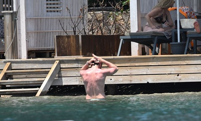 Aras Bulut İynemli, tatil sezonunu ailesiyle Marmaris'te açtı