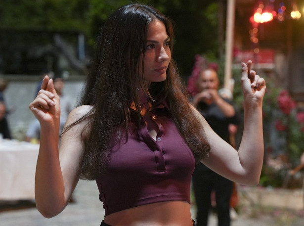 'Eşref Rüya'da Eşref, aşkını zeybekle ilan etti