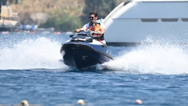 Yakışıklı oyuncunun oğluyla jet - ski keyfi