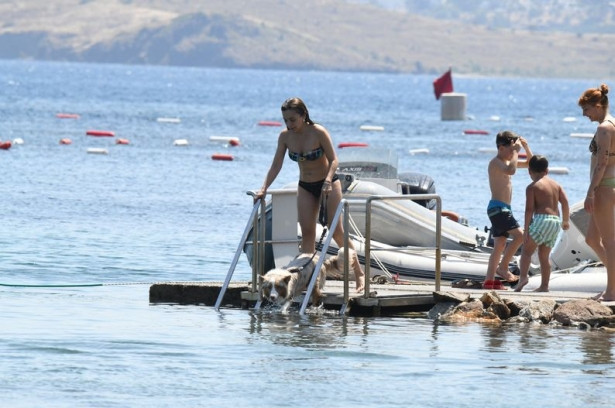 Damla Sönmez tatil sezonunu köpeğiyle açtı