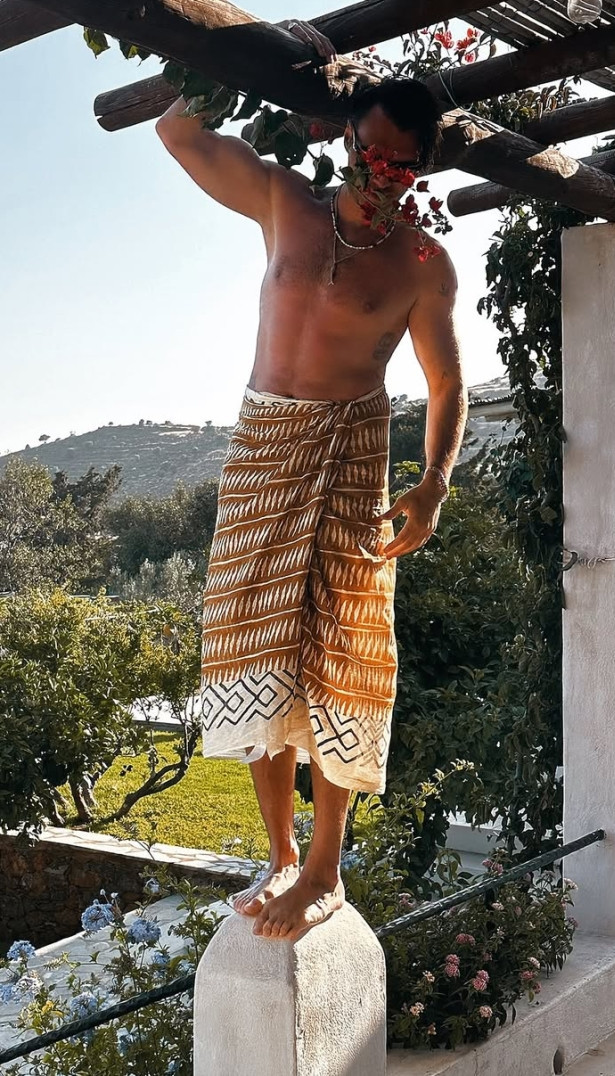 Birce Akalay ve Hakan Kurtaş yaz sezonunu aşk paylaşımlarıyla açtı