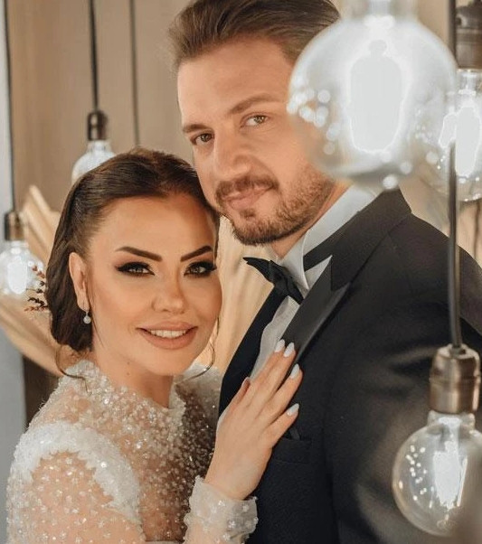 Eşiyle İran'da mahsur kalan Lara: "Üstümüzden füzeler geçiyor"