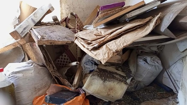 Kötü koku yayılan evden 6 kamyon dolusu çöp çıktı