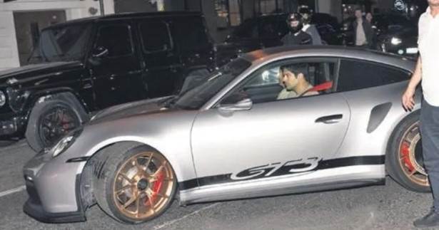 Burak Özçivit servetlik otomobiliyle havasını attı