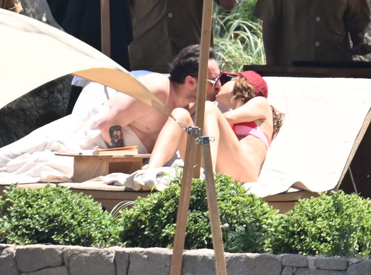 Ünlü oyuncuların kızı, plajda aşka geldi - Resim : 2