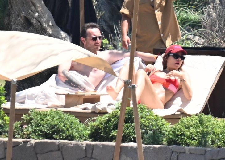 Ünlü oyuncuların kızı, plajda aşka geldi