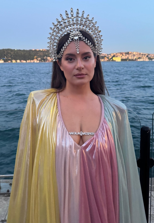 Atiye taçlı tarzıyla ilgi odağı oldu - Resim : 2