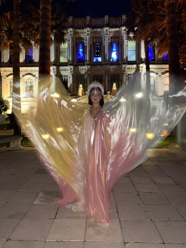 Atiye taçlı tarzıyla ilgi odağı oldu