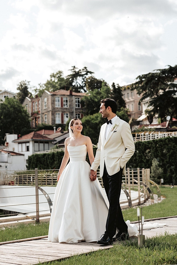 Oyuncu Almila Ada evlendi