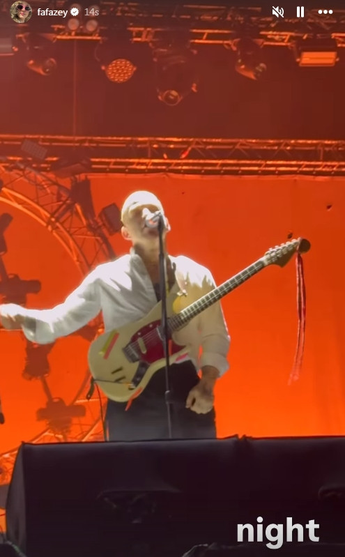 Gökhan Özoğuz'u konserde izleyen ünlü isim, aşk dedikodularını alevlendirdi! - Resim : 2