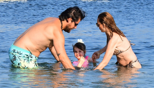 Özge Özder ve Sinan Güleryüz'ün aile saadeti